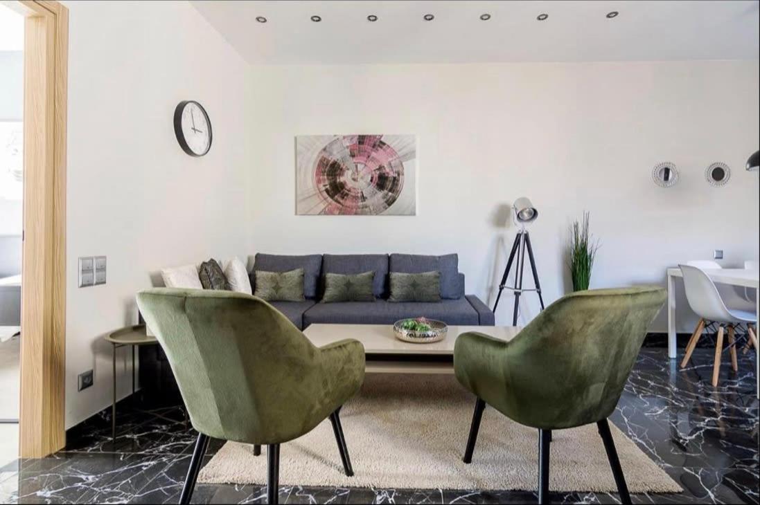 4 Bedroom Penthouse In Center Of *