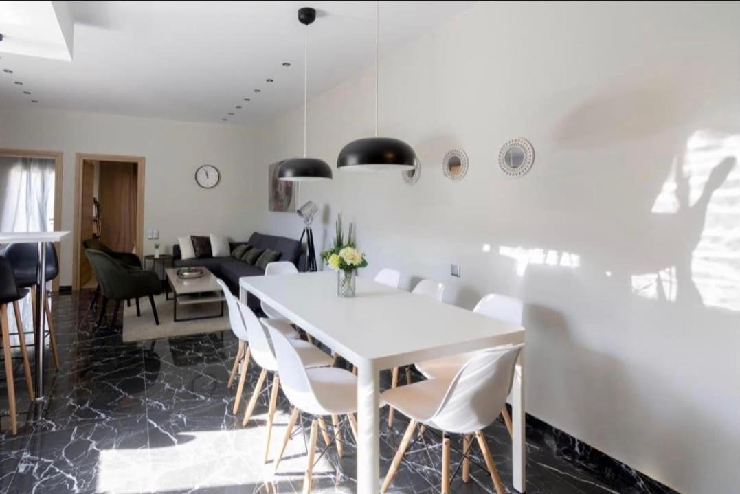 Apartment 4 Bedroom Penthouse In Center Of *