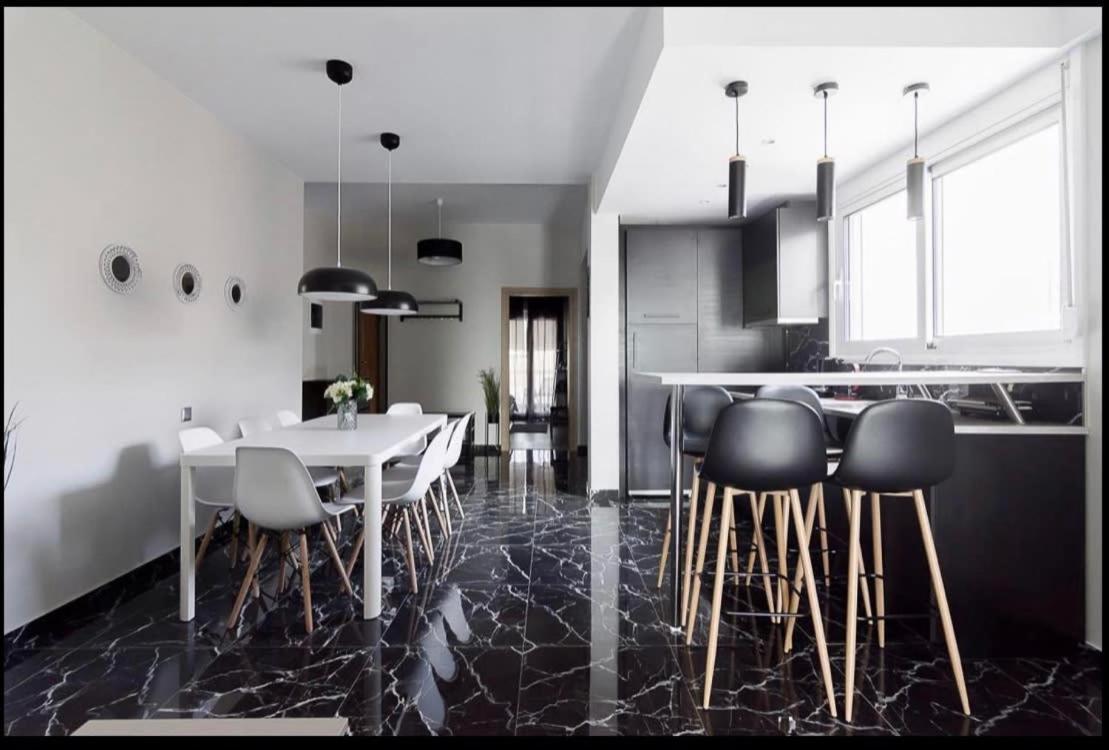Apartment 4 Bedroom Penthouse In Center Of *